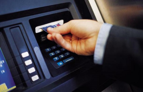Khóa tài khoản ngân hàng qua cây ATM