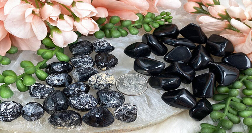 Đá Obsidian: 1 loại đá quý với màu đen huyền bí