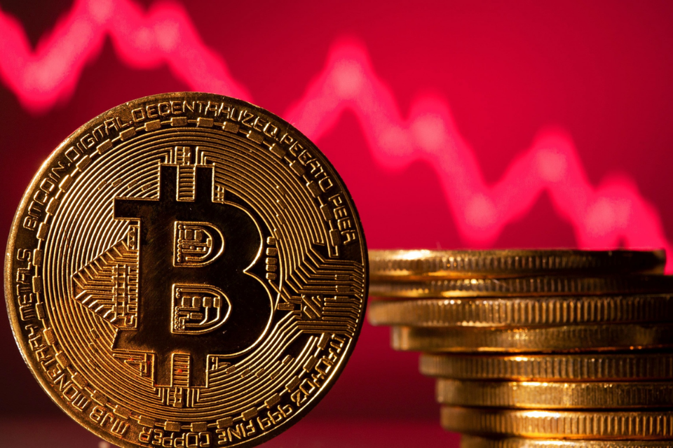 Bitcoin là gì? Có nên đầu tư đồng tiền ảo Bitcoin hay không? -  Fptshop.com.vn