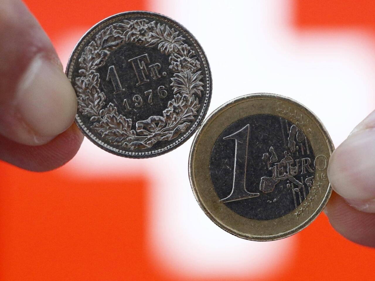 Đồng franc tăng giá, doanh nhân Thụy Sĩ đau đầu